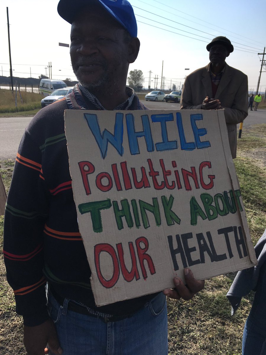 elisetempelhoff's tweet photo. Members of ⁦@LifeAfterCoal⁩    at #SeritiMining in the #NorthernFreeState demanding #Seriti to switch to #renewables, rehabilitate damage, NO to expansion #JustTransition #AfrikaVuka https://t.co/veVnKWmEPA