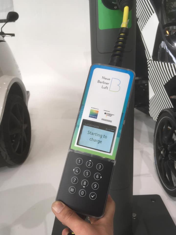 NeueLuft's tweet image. Auf die Plätze, fertig ... Laden!  Der Startschuss ist gefallen. 
Wir sind mit Kabel &amp;amp; Laterne am Stand der #eMo bei der #GREENTECH  EXHIBITION und freuen uns darauf, die nächsten zwei Tage alle Fragen rund um das Projekt  #neueberlinerluft beantworten zu dürfen! #Laternenladen