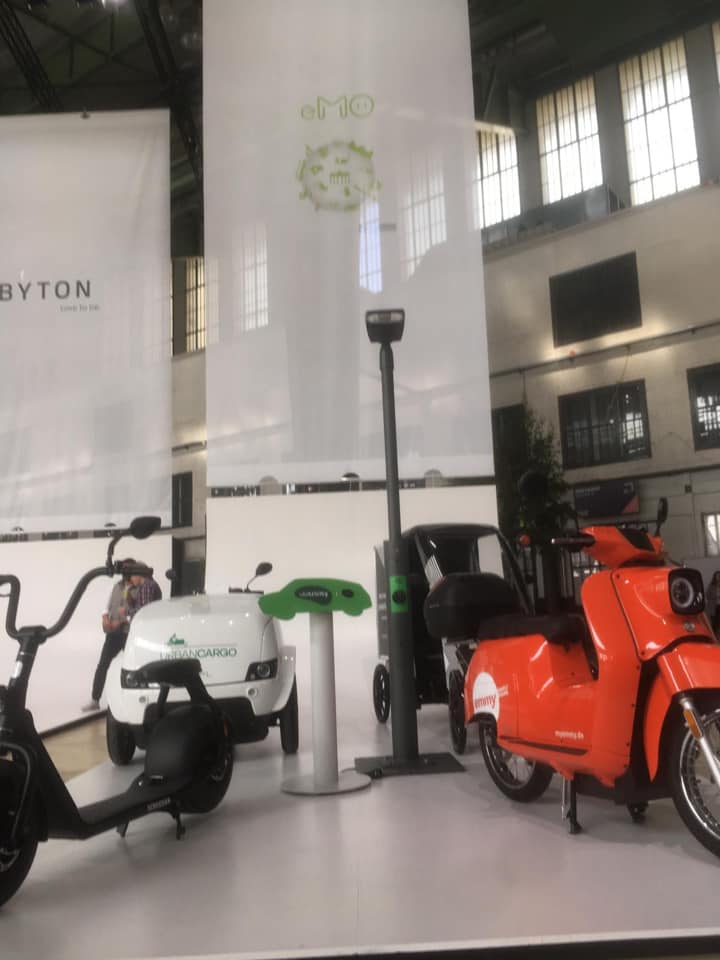 NeueLuft's tweet image. Auf die Plätze, fertig ... Laden!  Der Startschuss ist gefallen. 
Wir sind mit Kabel &amp;amp; Laterne am Stand der #eMo bei der #GREENTECH  EXHIBITION und freuen uns darauf, die nächsten zwei Tage alle Fragen rund um das Projekt  #neueberlinerluft beantworten zu dürfen! #Laternenladen