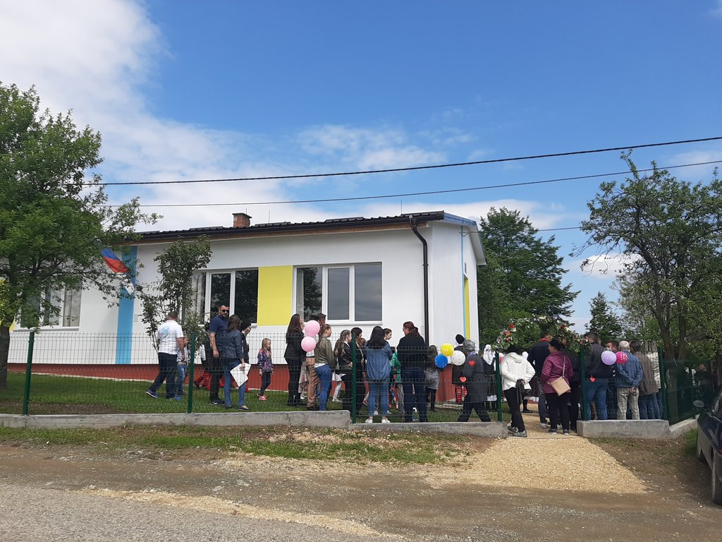 b_stokicATV's tweet photo. Otvorena renovirana podrucna skola u Ukrinici kod Teslica sredstvima Vlade RS. Krov, fasada, stolarija, podovi, sve je novo. Ucenici i rukovodstvo skole kazu da im to mnogo znaci. @AtvBanjaluka #AtvVijesti https://t.co/rBIFG75aNe