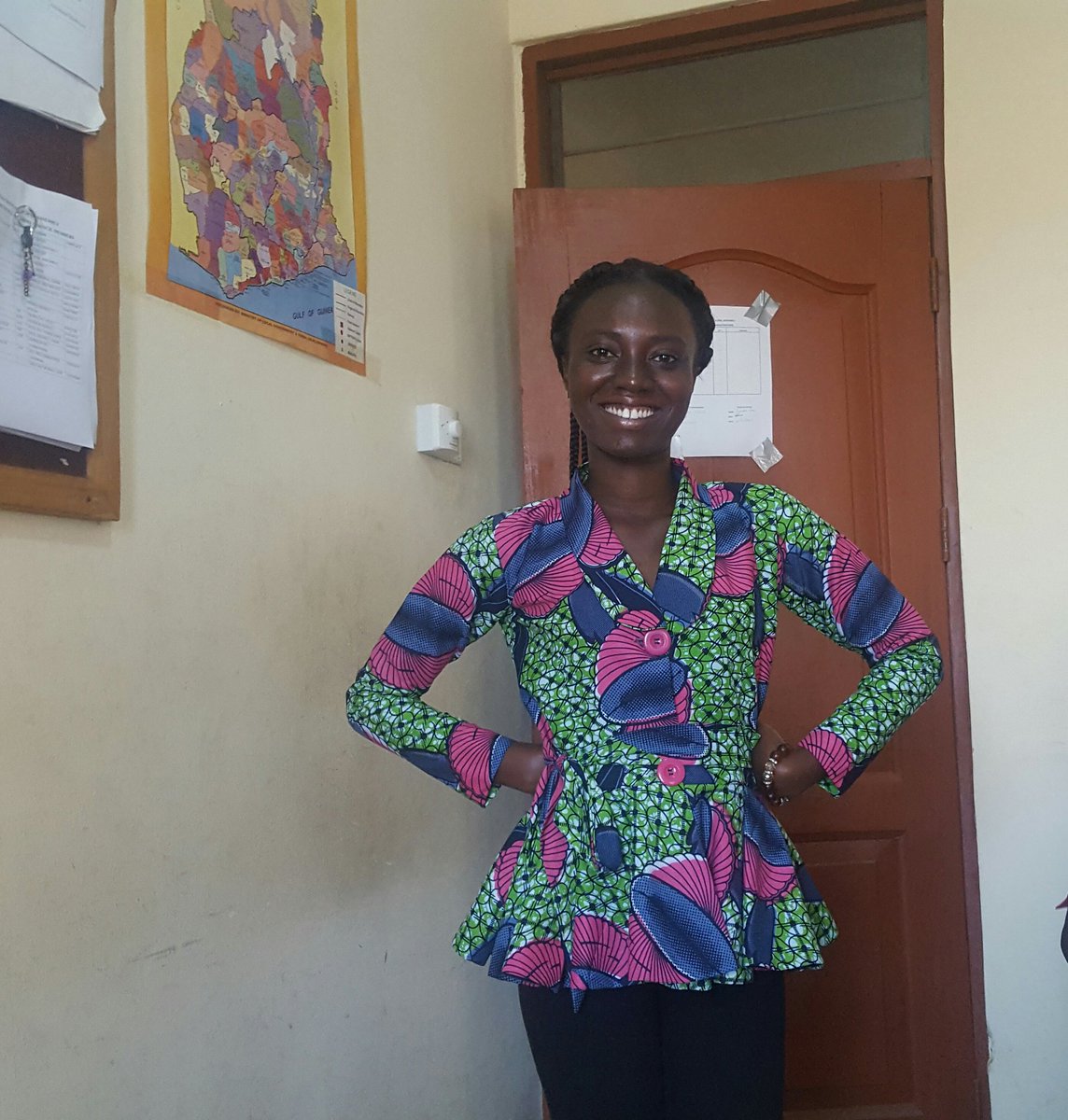 QUAMEAPHRANIE's tweet photo. @BRAGHANATOURS @thePOE_T @AbeikuSantana Meet Kate Awuah  Adwoa,( Monday Born ) stunning in her African print at Work

#WearGhana  #GhanaNews  #Trending #Ghana https://t.co/A7Mbt4caHU