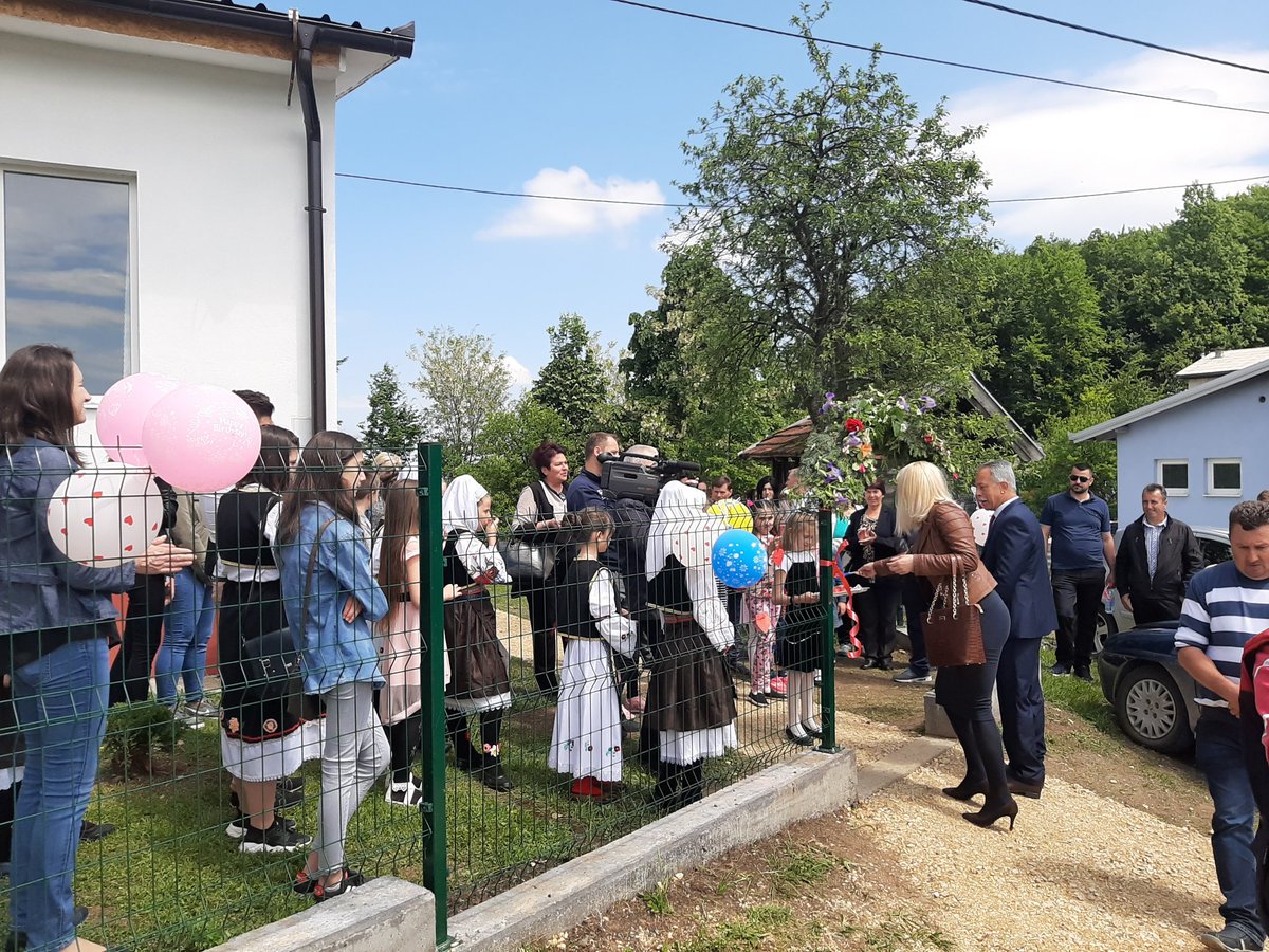 b_stokicATV's tweet photo. Otvorena renovirana podrucna skola u Ukrinici kod Teslica sredstvima Vlade RS. Krov, fasada, stolarija, podovi, sve je novo. Ucenici i rukovodstvo skole kazu da im to mnogo znaci. @AtvBanjaluka #AtvVijesti https://t.co/rBIFG75aNe