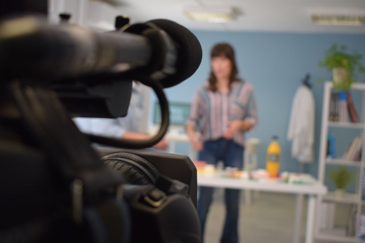CosasdeClaseATV's tweet photo. 📺 Mañana llega un nuevo programa de #CosasdeClase a las 10:15 en @aragontv en el que contaremos con nuestros profesionales.
👨‍🍳 Alejandro Viñal
🍎 Mapi Herrero. Dietista-Nutricionista
🧠 Patricia Fernández
Nos ayudarán a mejorar la salud física y mental de los más pequeños. https://t.co/sOnEMxZ7Ez
