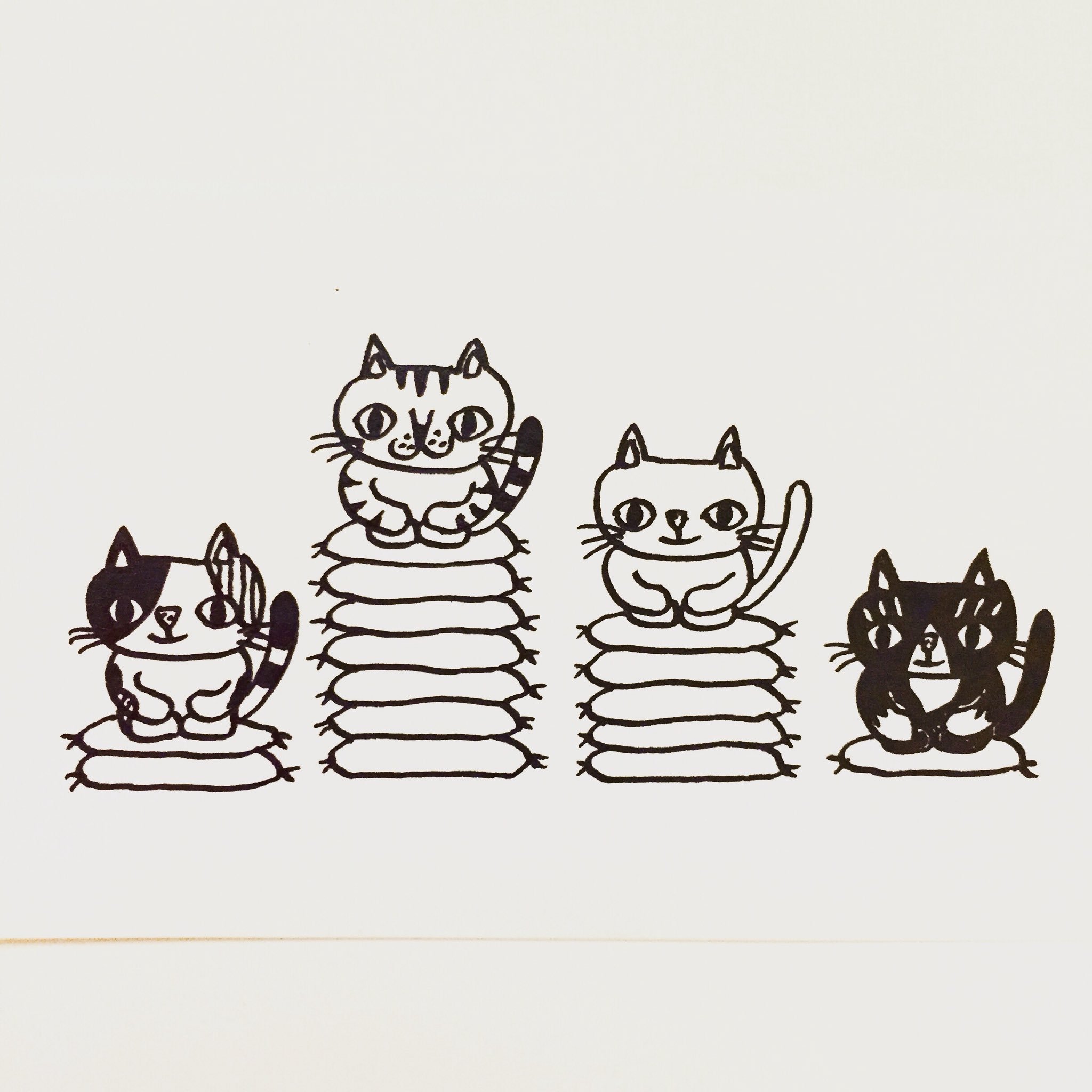 肌子 今日のイラストはコレ ｪ 笑点風に座布団を重ねてみた猫たち イラスト 猫 ネコ ねこ オリジナル ペン画 アナログ画 キジトラ猫 ハチワレ猫 三毛猫 白猫 T Co 5ept5ckh2y Twitter