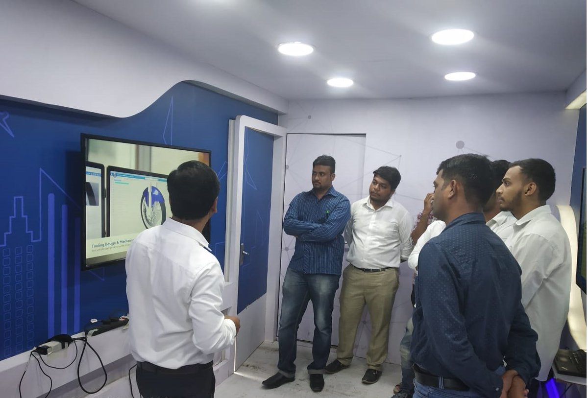 Cadmarc_PvtLtd's tweet photo. 2nd Day Of 3D EXPERIENCE On Wheels with our customers.

#cadmarcsoftware #3DEXPERIENCEOnWHEELS @3DSIndia https://t.co/eI8VyYLhU0