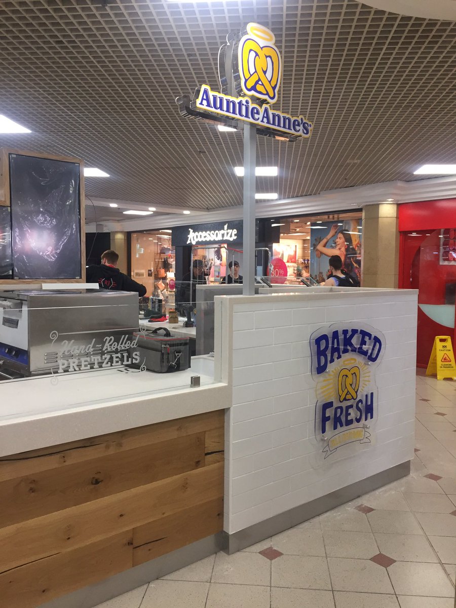 CaptureIA's tweet image. Latest new unit almost finished in Hammersmith today @AuntieAnnes @MoodSigns #retail #design #pretzels