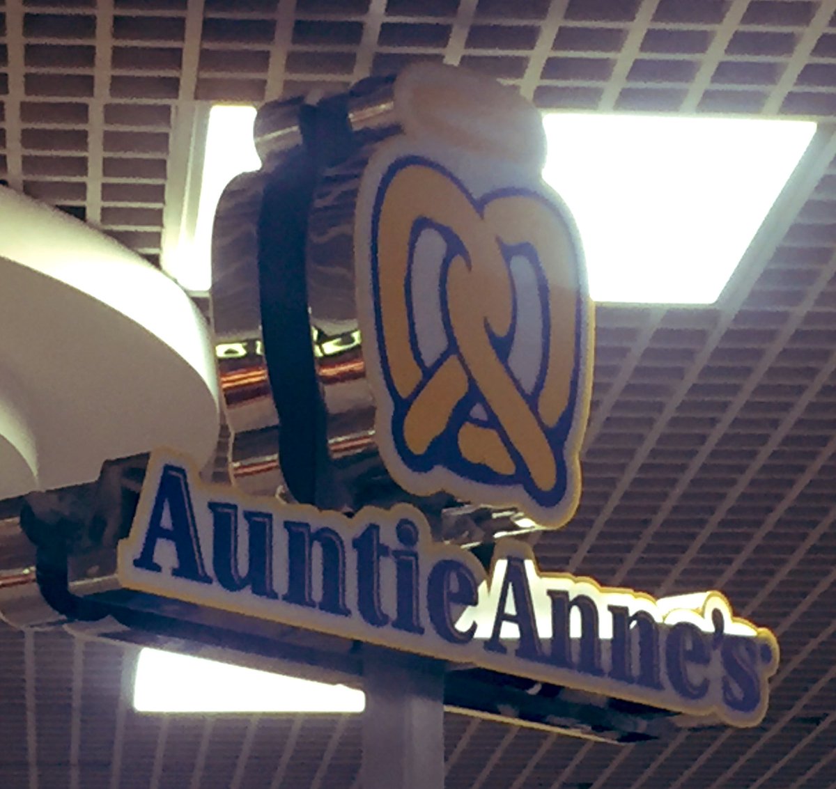 CaptureIA's tweet image. Latest new unit almost finished in Hammersmith today @AuntieAnnes @MoodSigns #retail #design #pretzels
