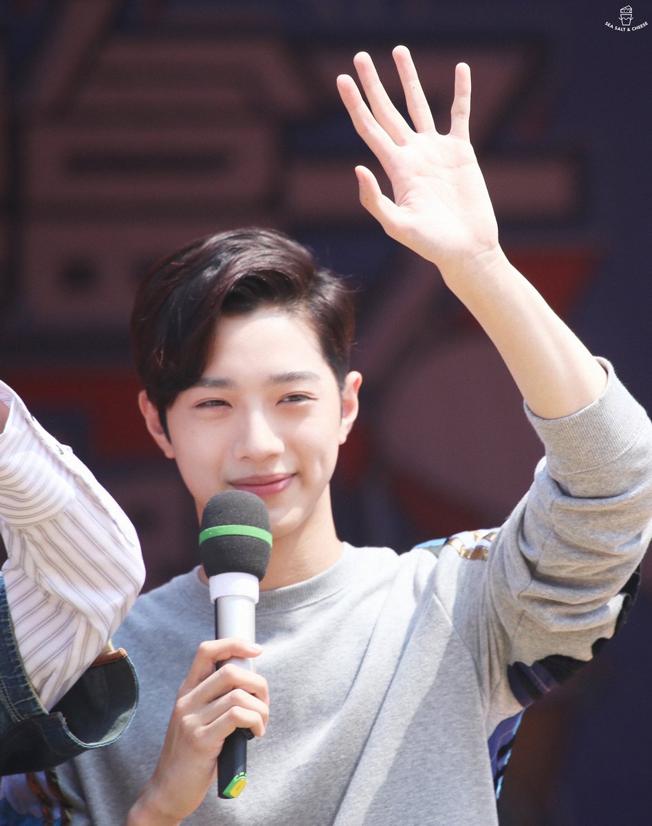 SeaSaltCheese's tweet photo. 190524 ChangSha

날씨 너무 더운데 관린이 수고했어요💚

 #라이관린 https://t.co/2Y64Tm5y3d