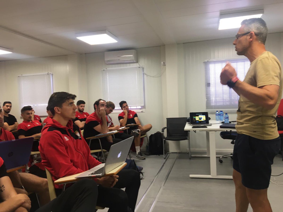 APFfutbolpf's tweet photo. La decimocuarta y penúltima jornada del #XIMasterPF está en proceso.
👨🎓Ponencia de Miguel Herrera @MiguelHerreraPF
📁 Área complementaria
📒 Monitorización de la carga de entrenamiento a través de GPS en C.D. Leganés https://t.co/hSFLEPyEZa