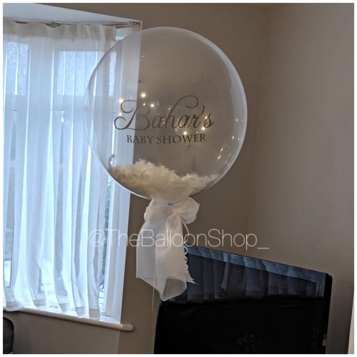 Personalised 24' bubble balloon filled with white feathers.
#personalisedballoons #silverandwhite #whitefeathers #featherballoons #bubbleballoons #luxuryballoons #bespoke #custom #babyshower #babyshowerballoons