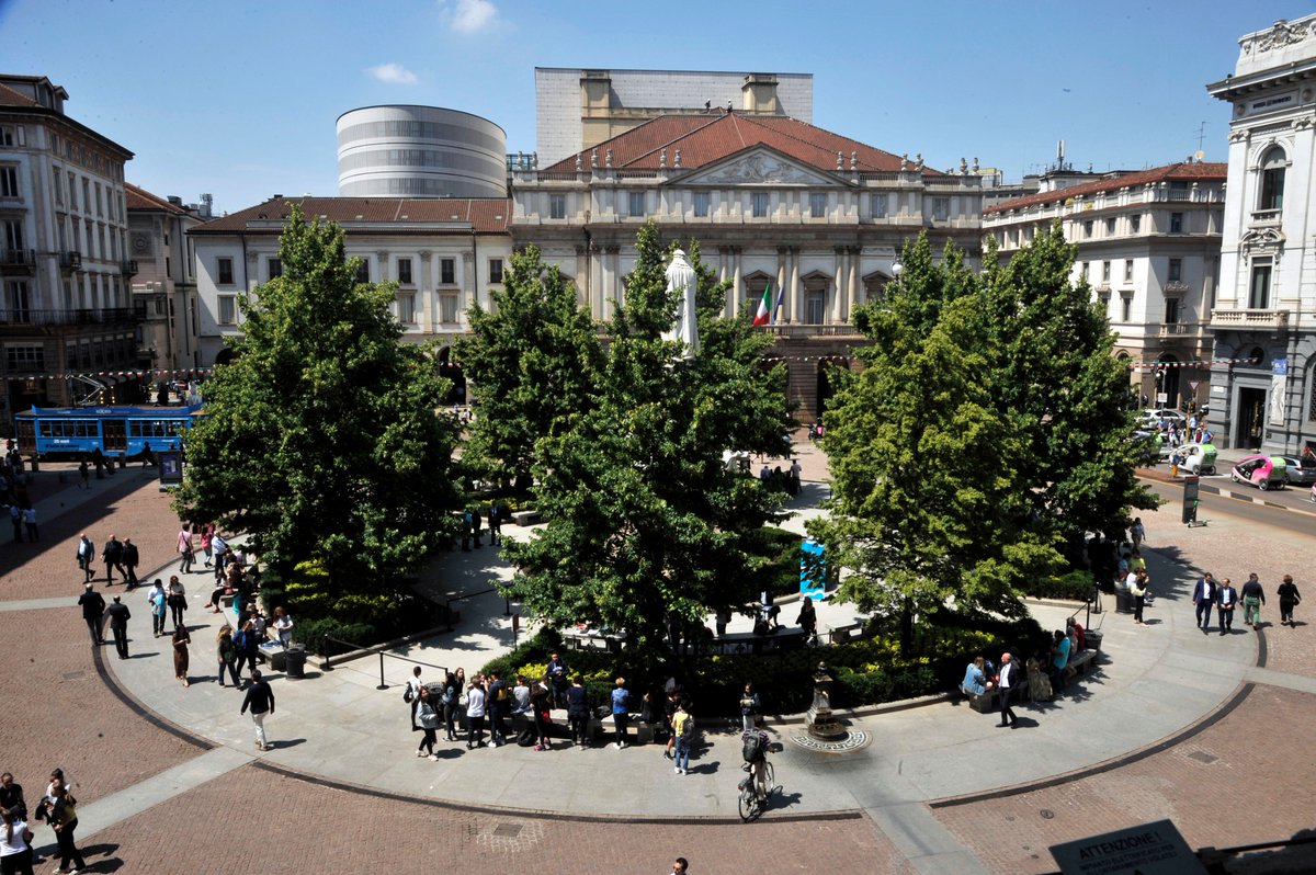 ComuneMI's tweet photo. 👩🌾 Nuova vita per le aiuole di #piazzaScala e, presto, per alcune aree verdi dei quartieri Musocco e Lampugnano. È l'evoluzione del progetto SeMiniAmo di Zack Goodman e @ComuneMI per unire cura del verde e integrazione sociale per persone svantaggiate. 👉https://t.co/MUw1Dgx0Ex https://t.co/VLWraG8fYb
