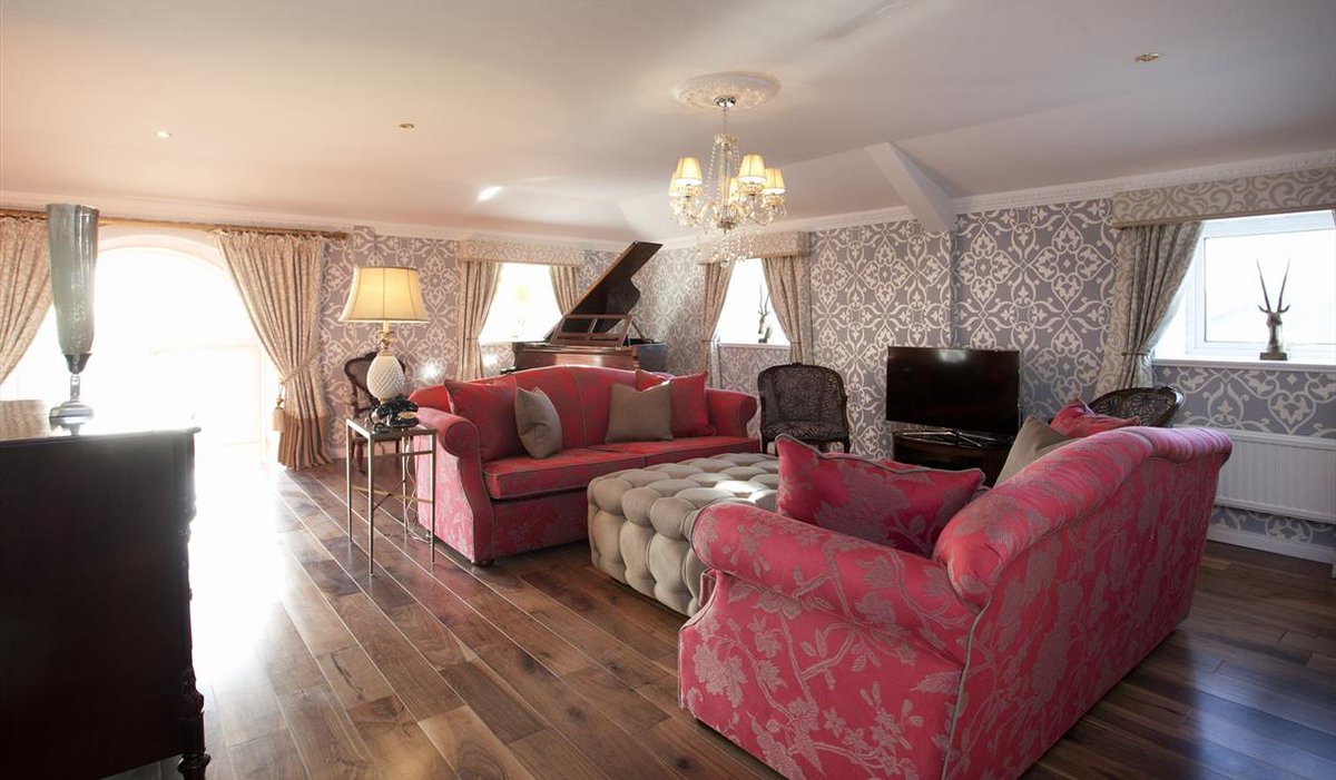 Get a royal treatment at the boutique <a href="/SaintJamesHotel/">St James Hotel</a> located in a quiet area of #Nottingham's city centre. It's an ideal base for any leisure or business visitor: bit.ly/2Wm7a76