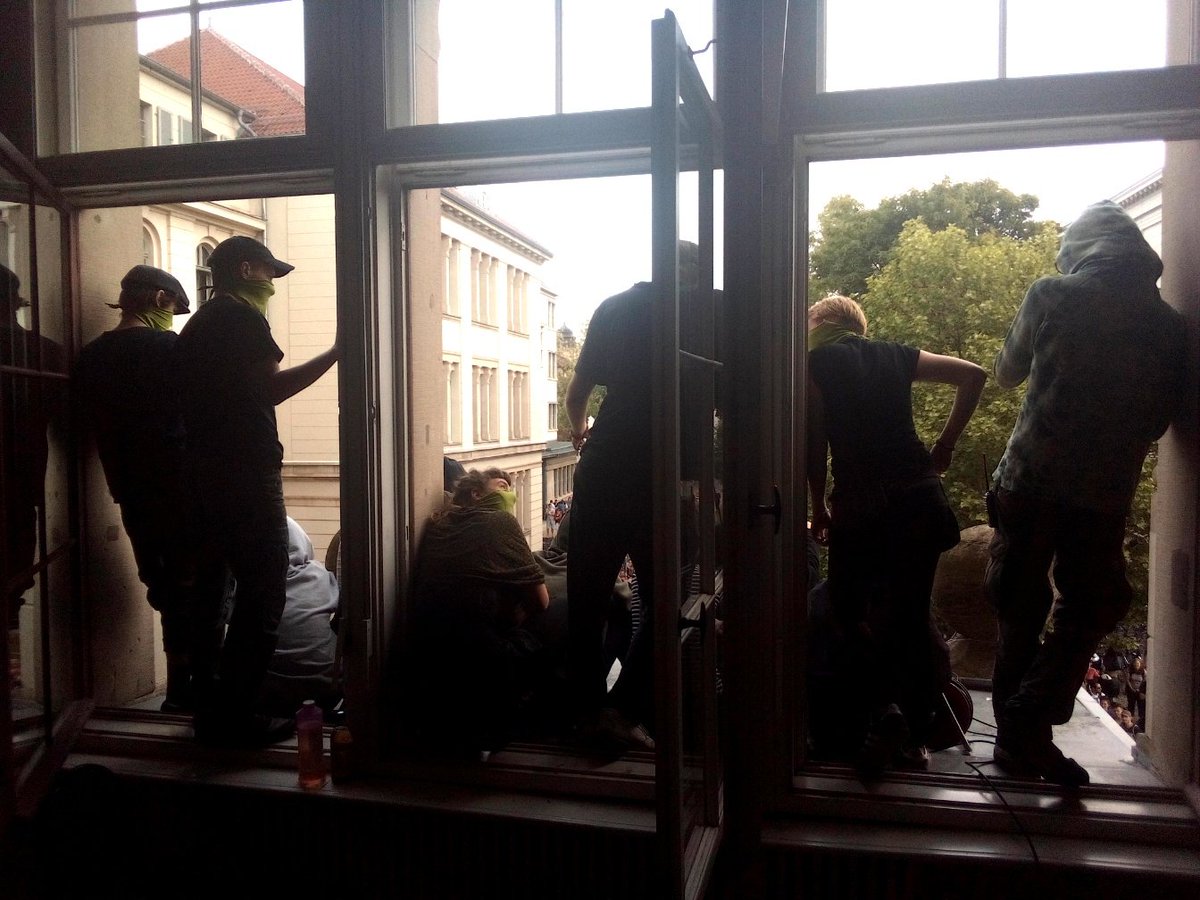 EndeGelaendeLE's tweet image. In #Halle schließen sich #FridaysForFuture und #StudentsforFuture vor der #Unibesetzung solidarisch zusammen. &quot;Wir rufen alle Studierenden dazu auf, ihre Unis zu bestreiken und zu besetzen!&quot; wird unter tosenden Applaus gefordert. #ClimateStrike #FFF #SchoolStrike4Climate