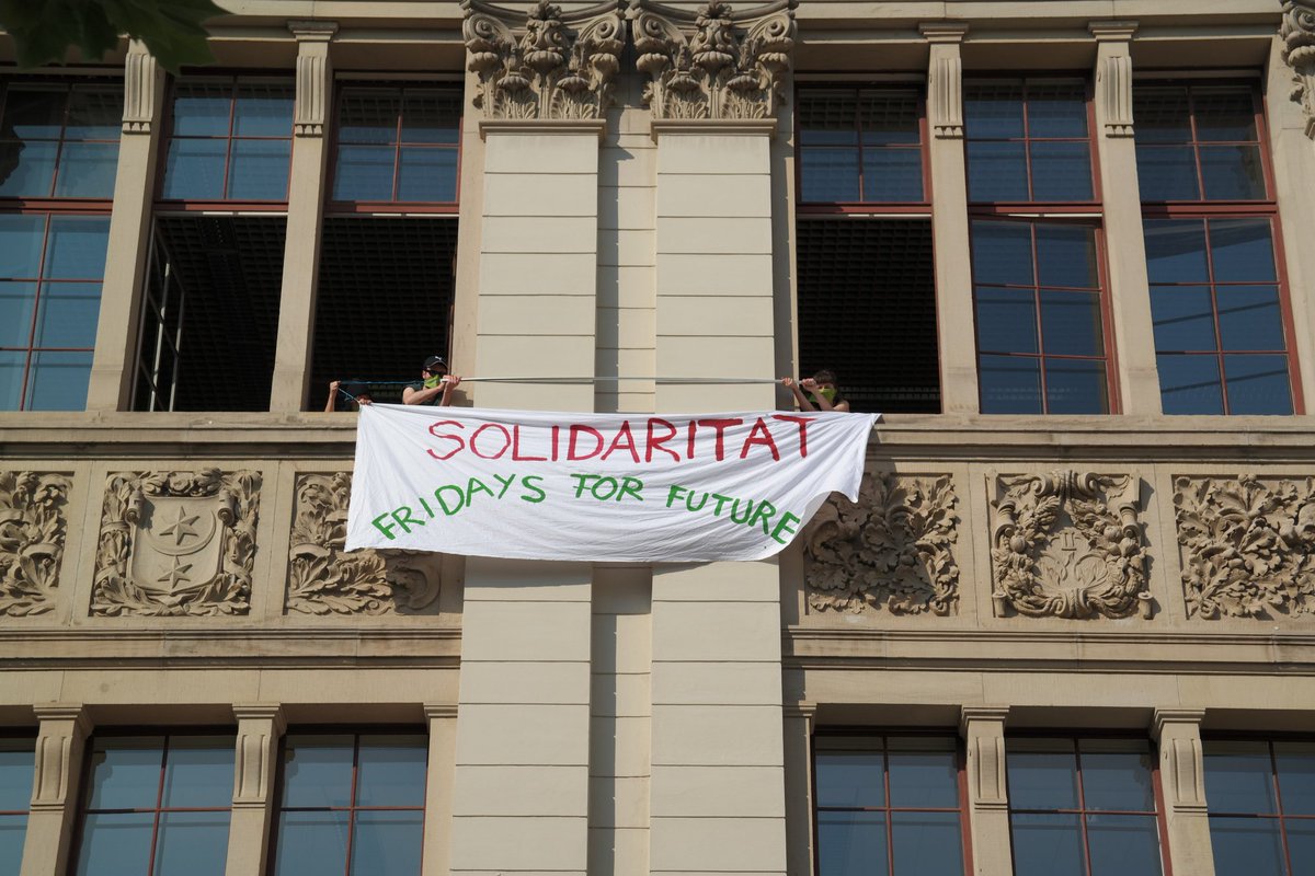 EndeGelaendeLE's tweet image. In #Halle schließen sich #FridaysForFuture und #StudentsforFuture vor der #Unibesetzung solidarisch zusammen. &quot;Wir rufen alle Studierenden dazu auf, ihre Unis zu bestreiken und zu besetzen!&quot; wird unter tosenden Applaus gefordert. #ClimateStrike #FFF #SchoolStrike4Climate