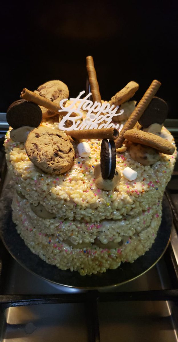 raneemalmallah's tweet photo. Rice krispie cookie dough cake.....yasss #baking #success #cookiedough #ricekrispies and a nacho quesadilla tower #yassss https://t.co/t9cvrRkEQg