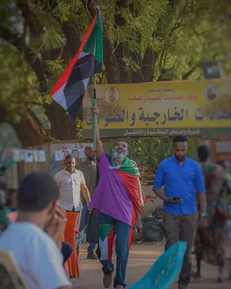 Aram_Ed's tweet photo. و قول للدنيا انا سوداني ✌❤ #اعتصام_القيادة_العامة #لم_تسقط_بعد https://t.co/zOd64qBDZZ