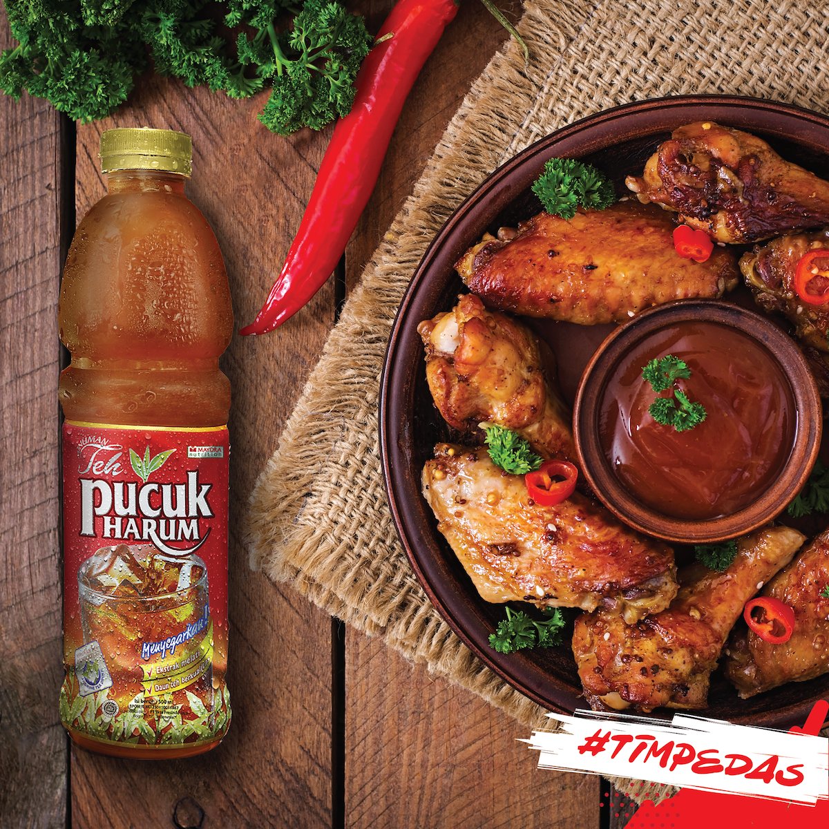 Abis buka dengan yang manis, enaknya makan malam dengan Spicy Wings, Fren. Apalagi kalo ditambah saus barbeque dan saus sambal, enak bangeett! Lebih enak lagi minumnya Teh Pucuk Harum 😄
.
Apa cuma Kiko yang berbuka dengan menu makanan pedas hari ini, Fren?

#TimPedas