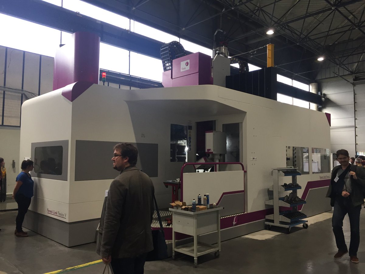 TLevavasseur's tweet photo. Visite des labos de robotique, véhicules autonomes, usinage et matériaux de @SigmaClermont #ICSTEng 👍 https://t.co/Vm9EQEaf80