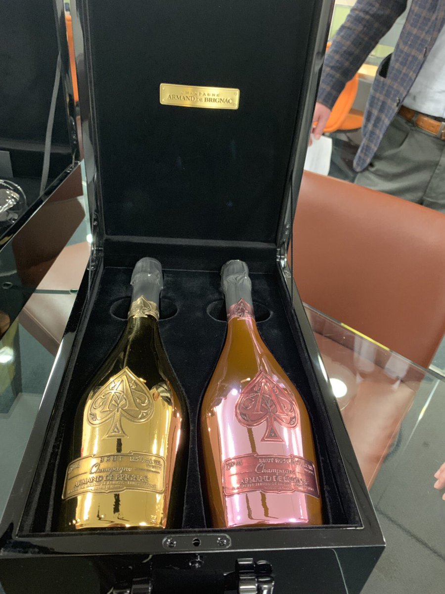 HONEYTRAP20's tweet photo. #HONEYTRAP #honeytrap #金箔
 #ハニートラップ #シャンパン #スパークリングワイン
#armandbrignac #armandbrignacgold 
#アルマンド #アルマンドブリニャック
#大阪 #ミナミ #心斎橋 #東京 #歌舞伎 #歌舞伎町 #六本木 #名古屋 #中洲 #博多 #仙台 #天文館 #高松 #ホスト #キャバ #キャバクラ #BAR https://t.co/8gTyA29zAB