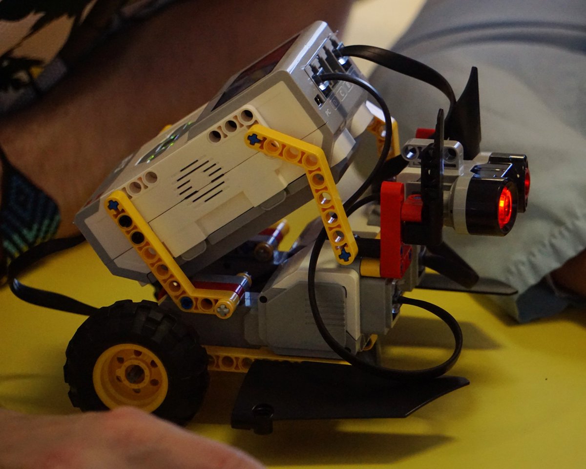 escenicas_org's tweet photo. La concepción que tenemos de la robótica ha cambiado mucho durante las últimas décadas, casi tanto como los mismos robots. ¡Así fue el Taller de Robótica de We Make Robots en el @colelapaz!
https://t.co/HsrVzvMDjV
#aulashospitalarias https://t.co/UWoTP4yj6V