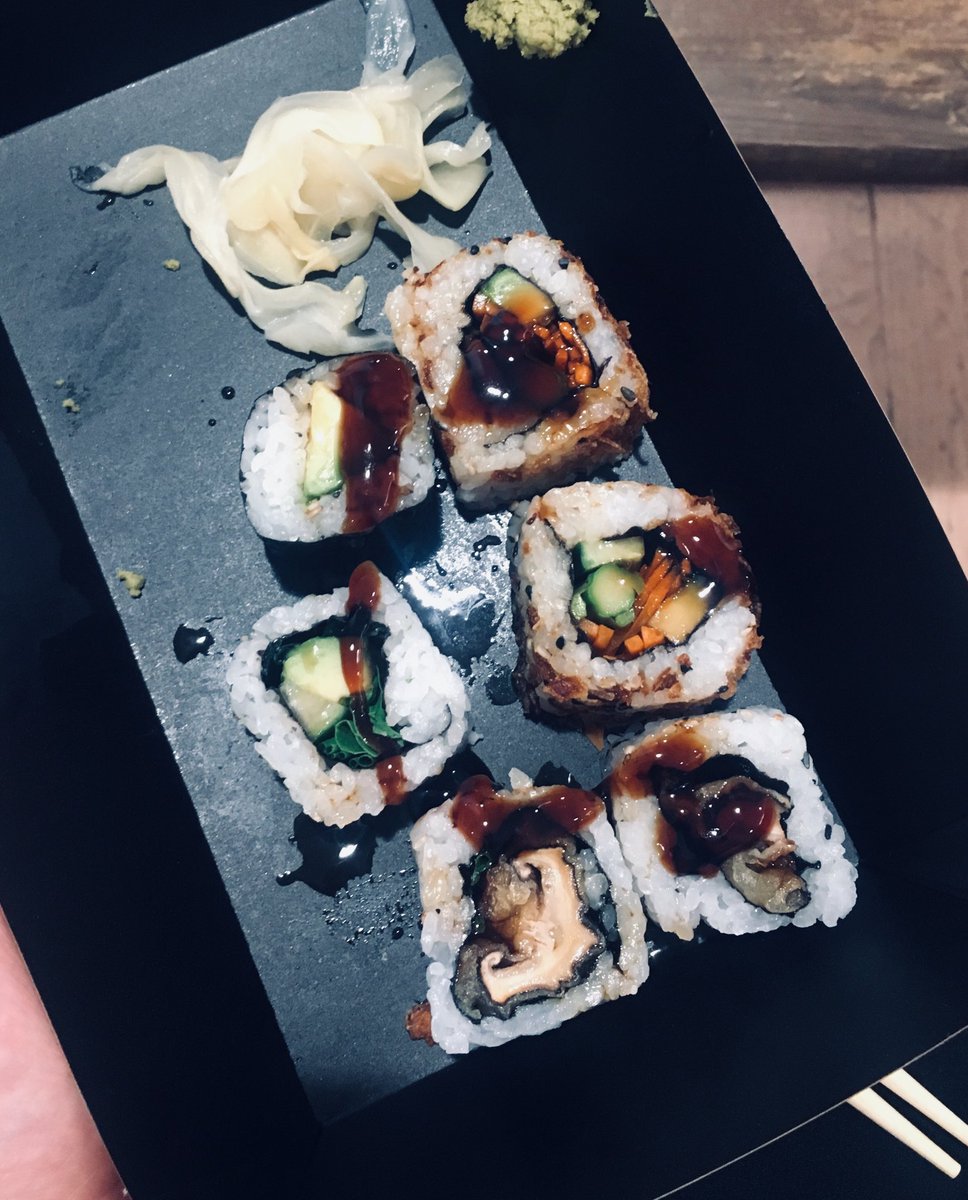 HayleyNewman11's tweet photo. Also the #vegan sushi from ⁦@fengsushiuk⁩ was amazing👌🏻😍 and I can’t wait for ⁦@LoopStore_US⁩ to launch in London later this year ⁦@noplanetbfest⁩ #sustainability #plasticwaste #recycling https://t.co/NckwnOcYwB