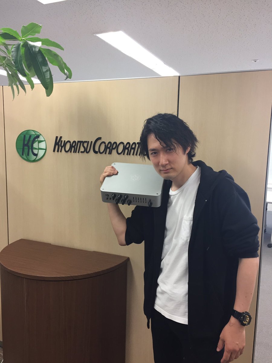 kyoritsucorp's tweet photo. ベーシストの春輝さんにdarkglassのアンプをお試しいただきました!
#春輝
#haruchi
#darkglass
#microtubes900
#bassist
#the冠 https://t.co/JXpQ1594tL