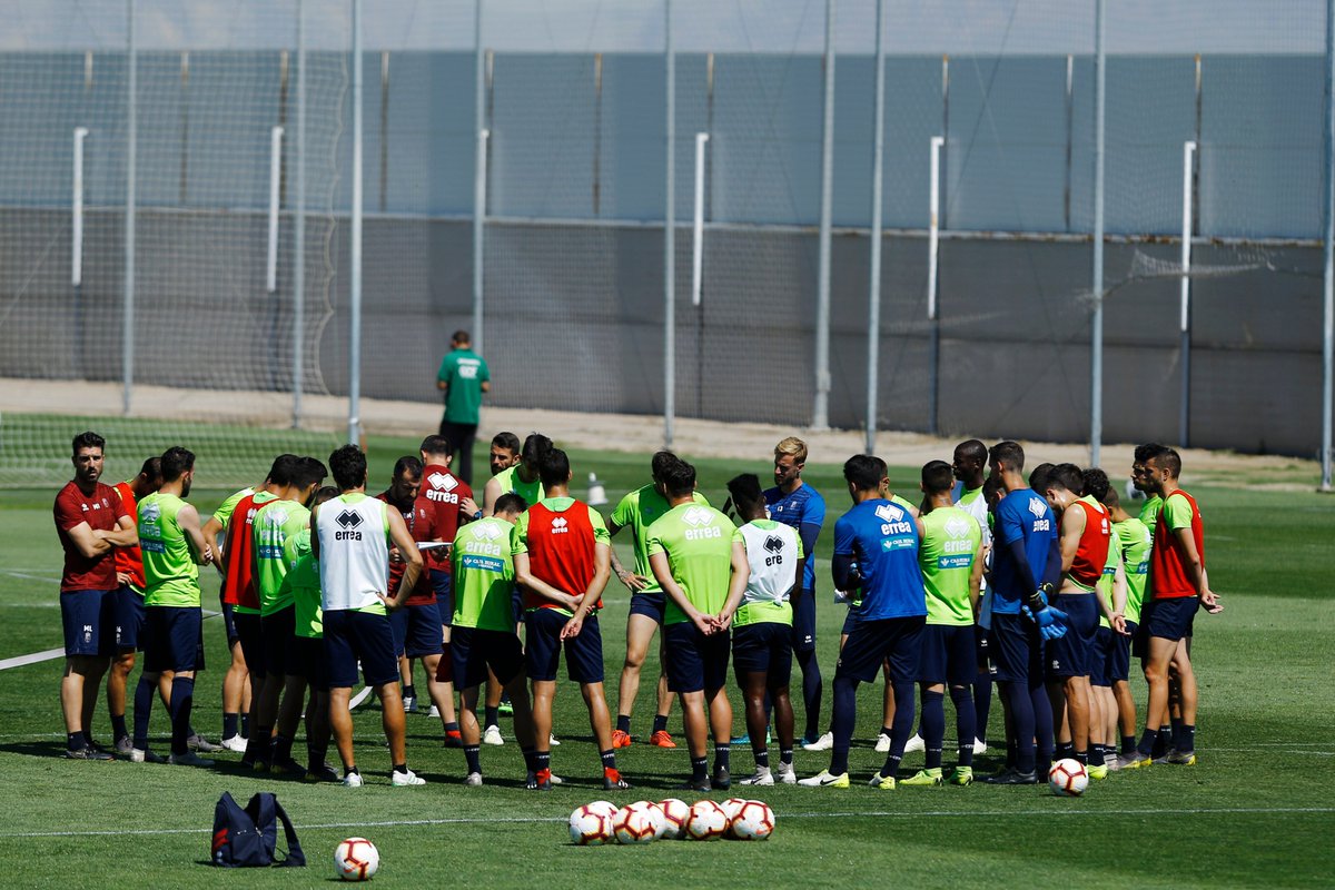 Los jugadores del Granada CF en un entrenamiento previo al partido Los jugadores del Granada CF en un entrenamiento previo al partido