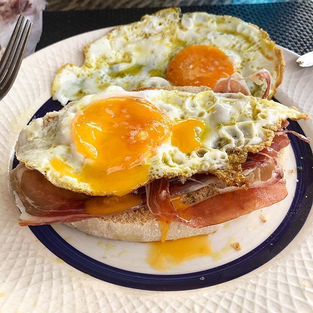 Celebremos que es viernes de vacaciones. Mollete, paleta de jamón ibérico, huevo frito y Champagne. #ComandoMolleteOnTour