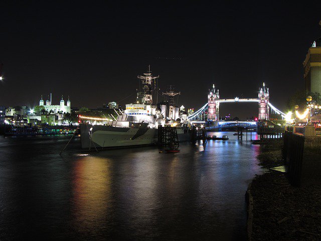 ThamesCruises's tweet image. Photo By bigfoot | Pixabay 
 #lightreflections #thames #night #belfast #toweroflondon #naval #kingdomsandcastles #greatbritain #towerbridge #thames