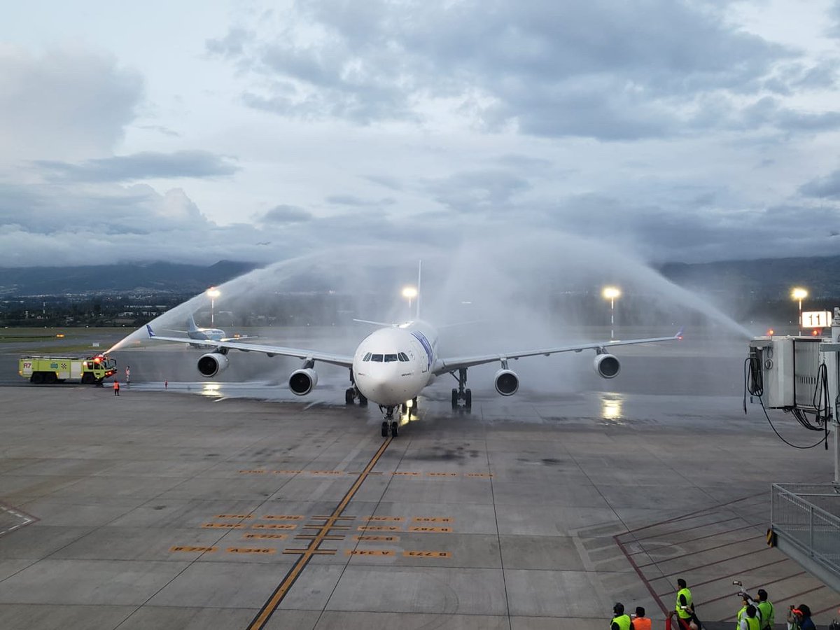 AFnewsroom's tweet photo. ¡Hola Quito! #AirFrance now connects France to Ecuador 🇪🇨 from @ParisAeroport-#CDG with 3 weekly flights by A340 this summer, then by #B787 in the winter ✈️ 
More information 👉https://t.co/wbdfzg1NeY https://t.co/HyYxxLKqXL