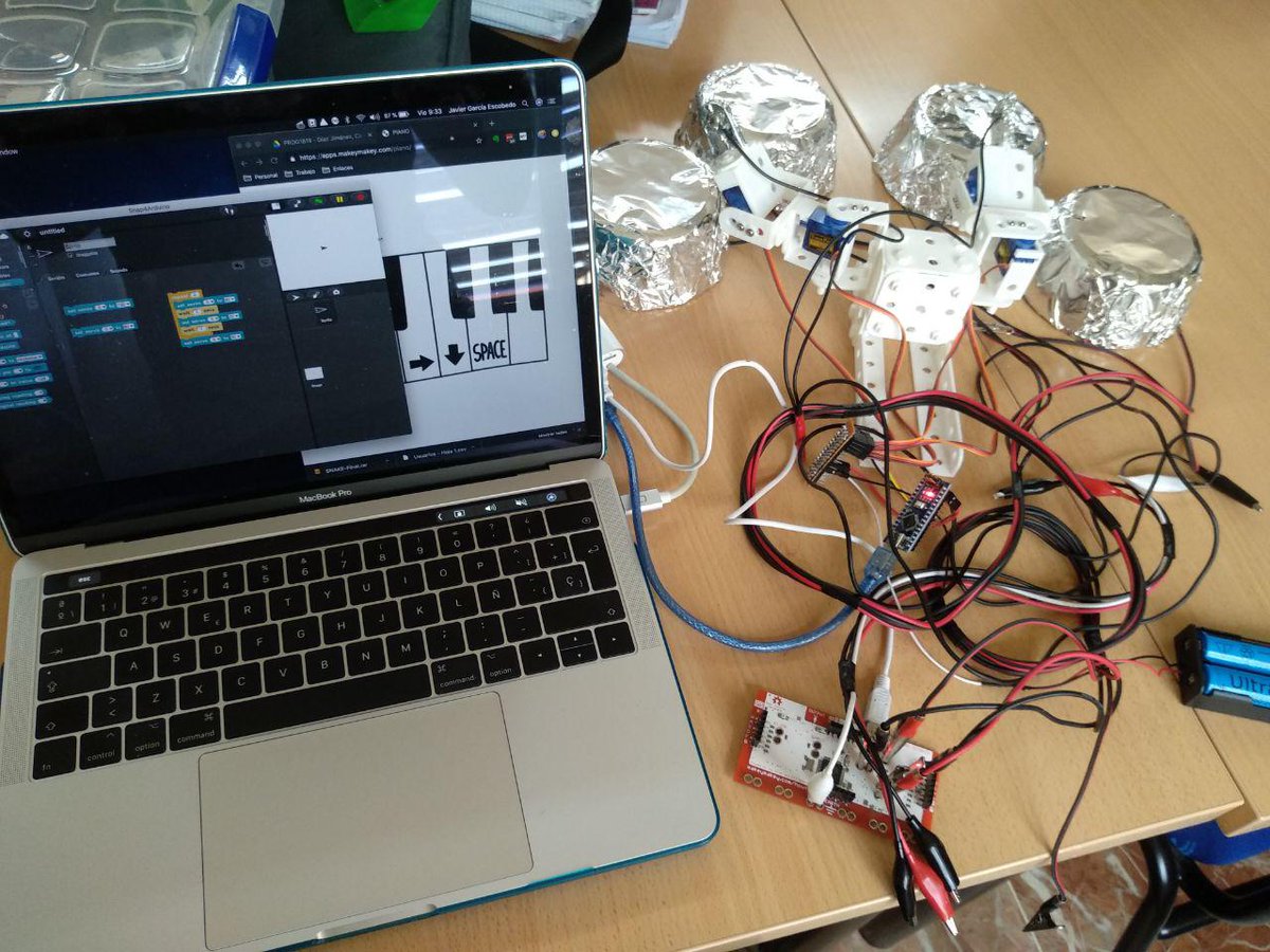 Preparando un robot pianista 🎹🎼🤖 para mañana en el #ScratchDayCádiz , usando #arduino #scratch #makeymakey, y programable muy fácilmente. A ver qué sale! 😅 

#ScratchDay @ScratchCadiz @IES_LosRemedios @caotico27 @cepsierradecadi @EducaAndInnova @EducaAnd