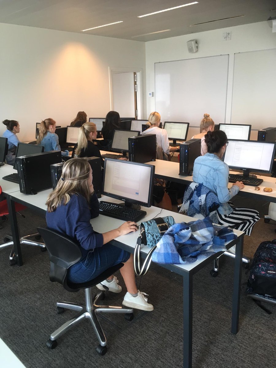 gvanthournout's tweet photo. Nog even snel voor de examens bevragen in hoeverre studenten in 1e jaar lerarenopleiding op @AP_Hogeschool zich ondersteund voelen in zelfgestuurd leren. #pwo-onderzoek #stimu-leren, #APERU. https://t.co/xzKKhRvaww