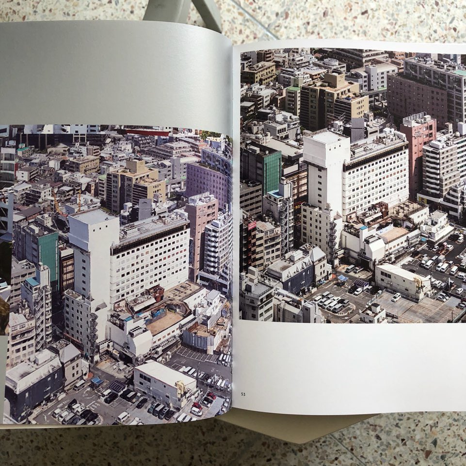 <Location> (사월의눈/38,000원)

최용준 사진가의 첫 사진집으로 작가가 2015년에서 2018년까지 찍은 사진들은 동아시아 대도시의 건축적 단면들을 담고 있습니다.

byeolcheck.kr