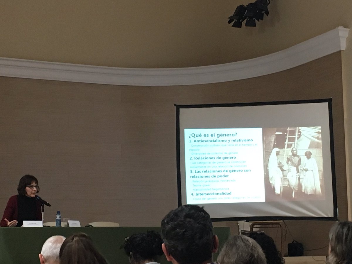museudecervera's tweet photo. Continuem amb la jornada de @CasesIconiques amb @liliane_cuesta que ens parla dels rols, identitats i relacions de génere a les #casesmuseu.
'Cal estudiar el gènere no de forma aïllada com s'havia fet, sinó en relació als altres géneres'
#construintrelatsdevida @cervera2019 https://t.co/7IhuRQDrxF
