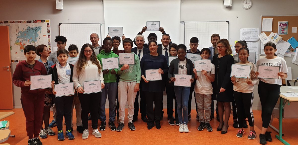 La rectrice <a href="/ABisagni/">anne bisagni</a> remet le prix académique <a href="/_NONHARCELEMENT/">NON AU HARCÈLEMENT</a> à la classe #UPE2A du collège Toulouse-Lautrec pour leur très émouvante vidéo "Harcelement, je crie ton Non". Bravo à tous ! @EducationFrance <a href="/Eduscol/">éduscol</a> <a href="/DSDEN31/">DSDEN 31</a> <a href="/maesolidarite/">La MAE</a> <a href="/PoleCivique/">Pôle Civique Toulouse</a>