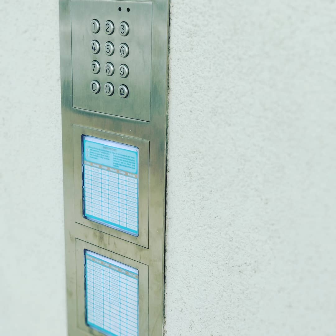 oix_automation's tweet photo. Portero de @golmar #interfone #interfono #porteroautomatico #sevilla #detalle #detail #timbre https://t.co/789q4e99qP
