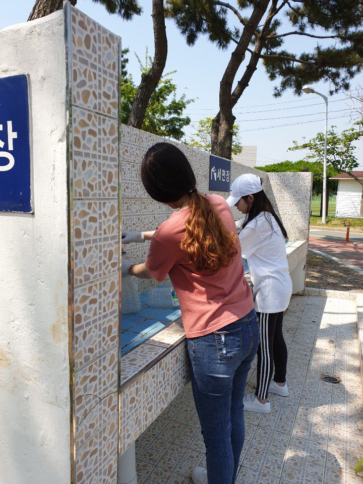 sooksookcat's tweet photo. 물그릇과 밥그릇을 변함없이 수북수북 채우는 학생 봉사자분들. 더운데 정말 수고 많으셨습니다. 항상 감사합니다 https://t.co/lxWrPEYUtG