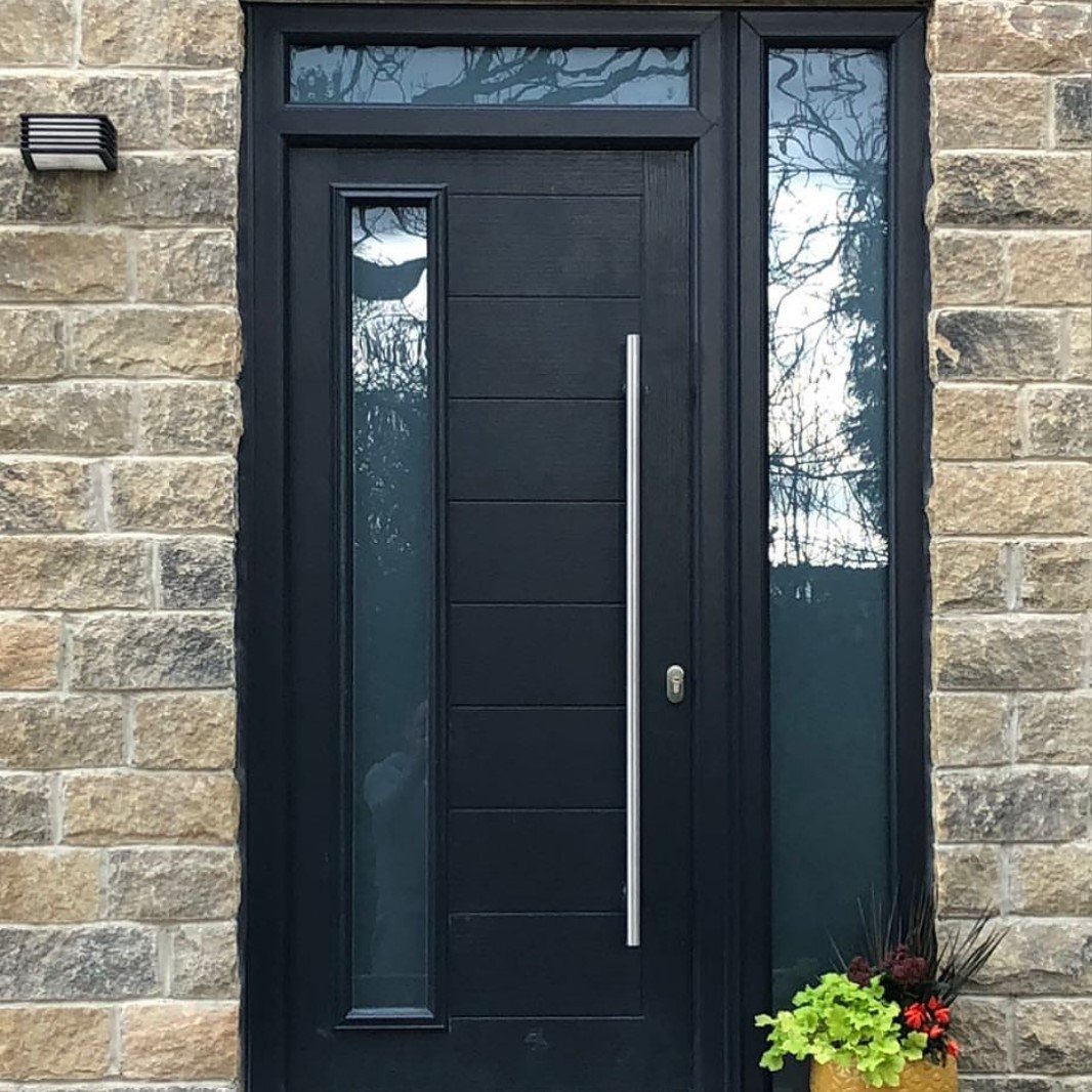 Grey composite door with bar handle and internal thumb turn lock all supplied by us and fitted by one of our customers. Give us a call today for a price 01274 753700
#allabouttradewindows #trade #doors #windows #yorkshire #diy #comositedoor #modern