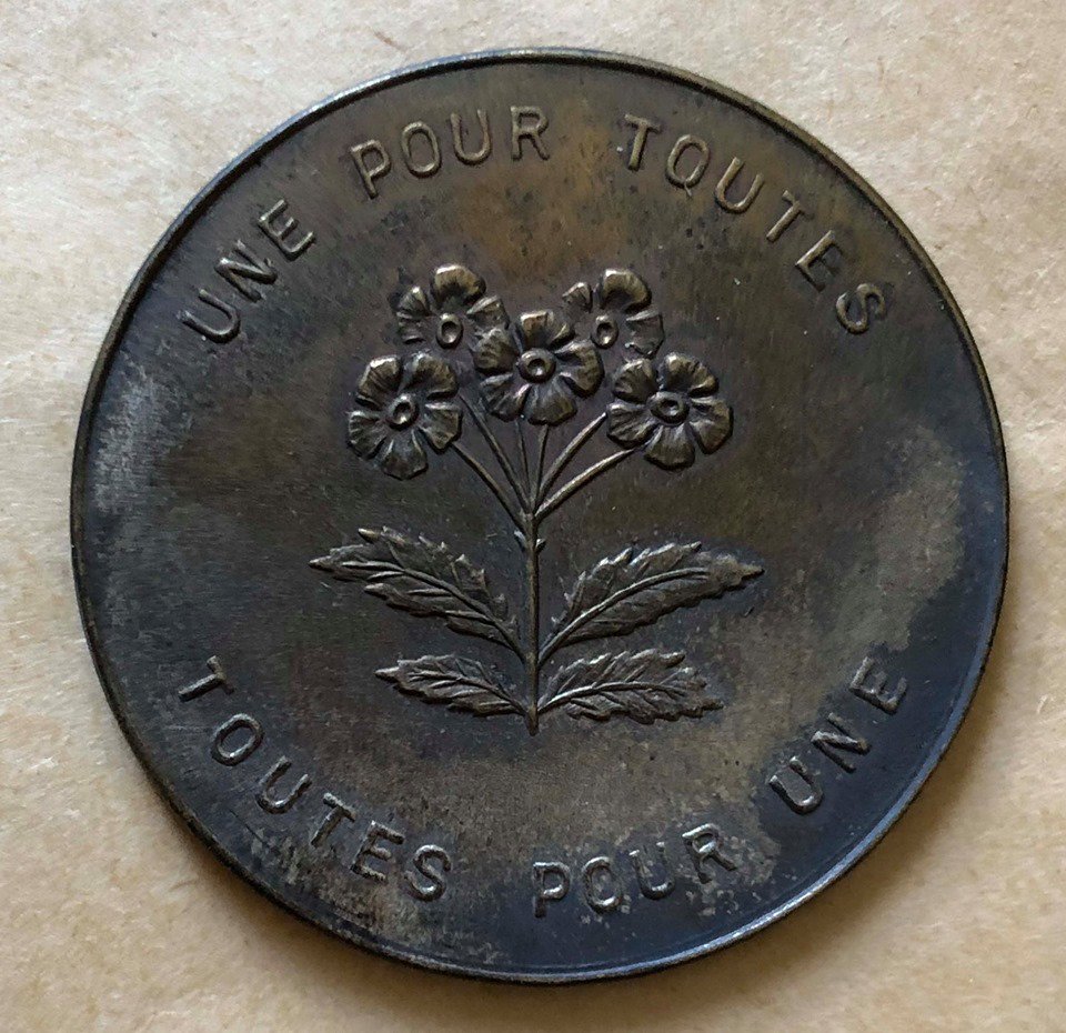 Cette semaine, notre collègue Sylvaine a redécouvert un dossier d'objets suffragistes de 1914 ! Un référendum sauvage avait obtenu plus de 500000 voix pour le vote des femmes ✊
Puis on a attendu encore 30 ans ce droit de vote, alors n'oublions pas de l'exercer aujourd'hui...
