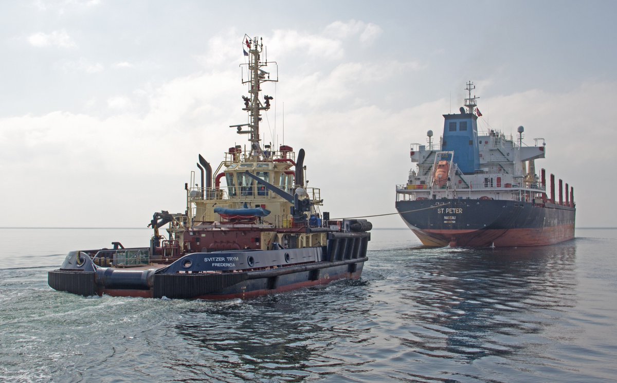 SvitzerGlobal's tweet photo. PRESS RELEASE Svitzer begins landmark trial of new line handling technology! This remotely operated line catcher prototype could be a step-change innovation that improves safety standards, reduces risk &amp; increases efficiencies. https://t.co/IODejvk1dX Photo Finn Salomon #svitzer https://t.co/cMIhl1T6NS