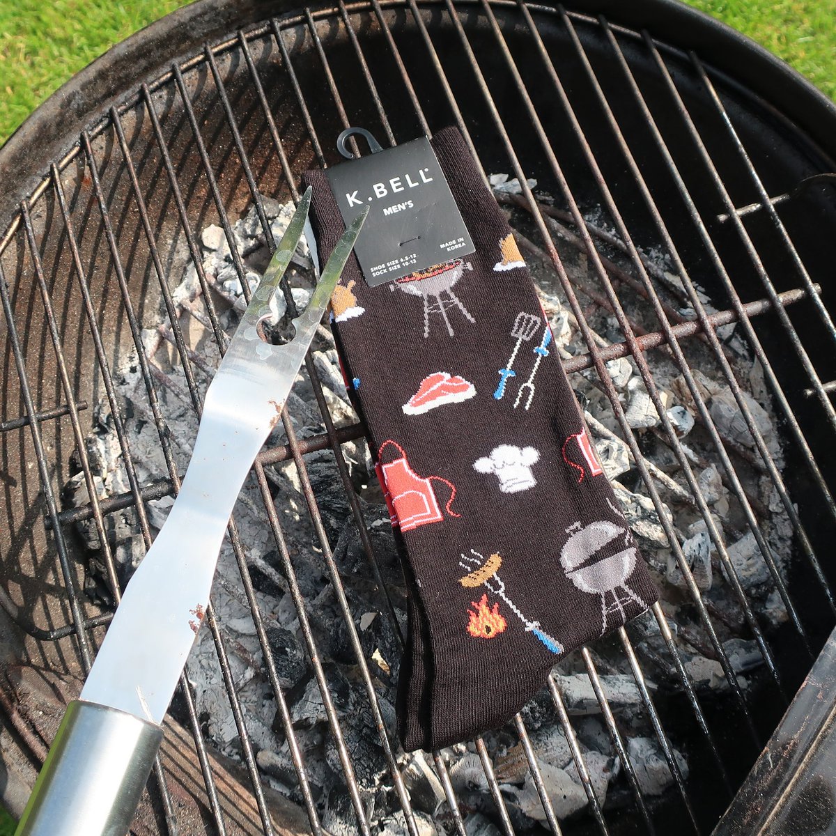 sockvault's tweet photo. Don't forget Father's Day on 16th June! Enter discount code 'burntbangers' at checkout for 15% off socks for dad.
#socks #socklover #epicsocks #sockaddict #coolsocks #funsocks #awesomesocks #fathersdayideas #bbqsocks #bbq #socksdaily #socksoftheday #sockaholic #socksfordad https://t.co/iFCCAvRb38