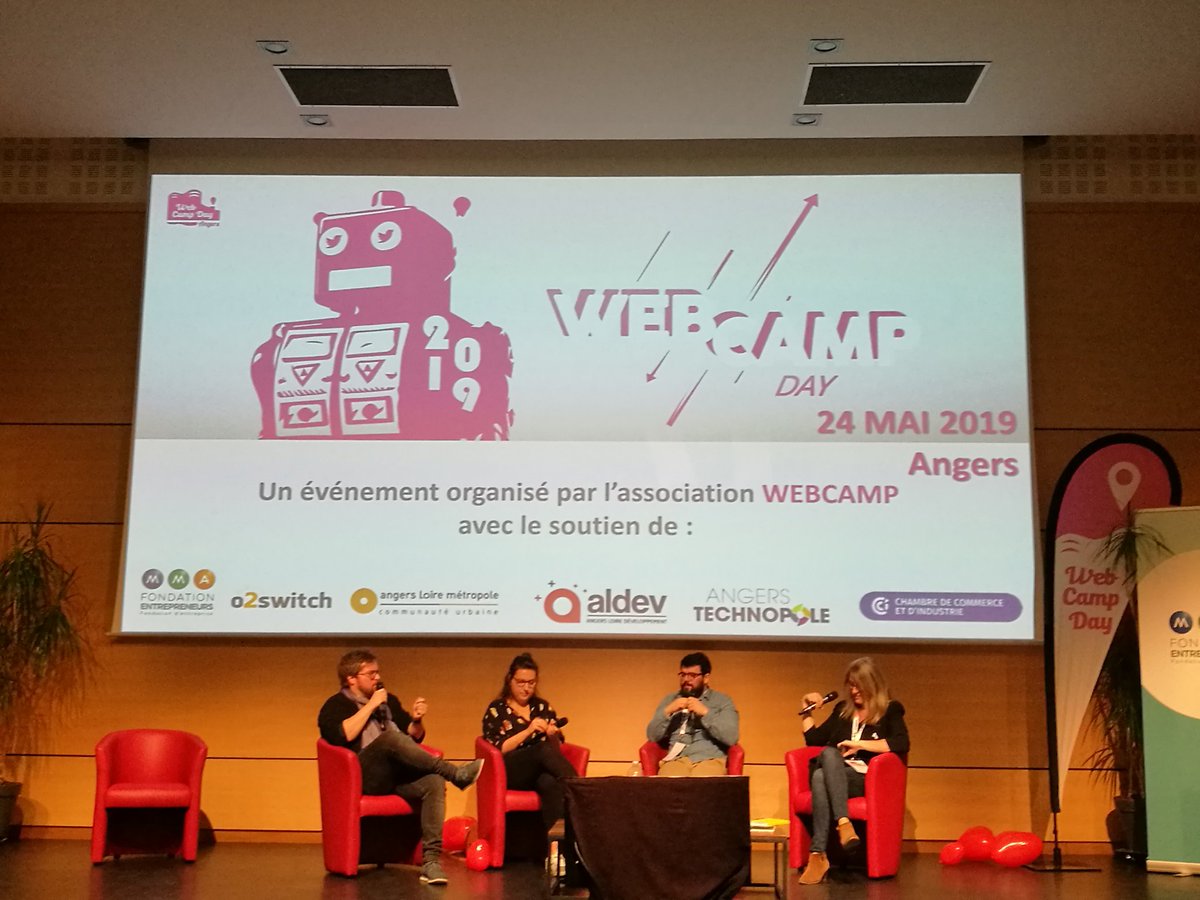 En direct du #WebCampDay . Table ronde sur l influence marketing. 1 influenceur= 1 Passion/ Expertise = 1 communauté.