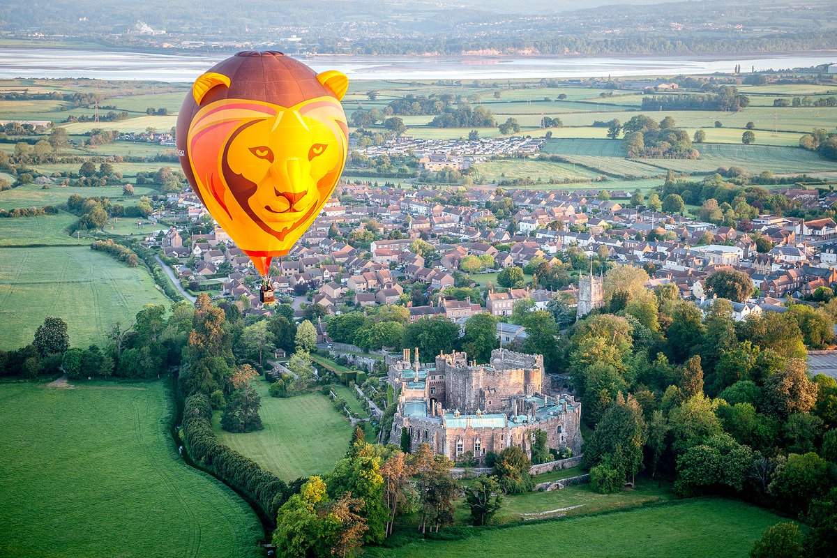XBallooning's tweet photo. We are proud to be based in #Berkeley #Gloucestershire and this morning we had the privilege of launching from the historic grounds of @berkeleycastle! Our @Longleat lion #Simbaloo drifted slowly around the castle and then over to the town centre #XBallooning #SkySafari https://t.co/nSSoDnwmAE
