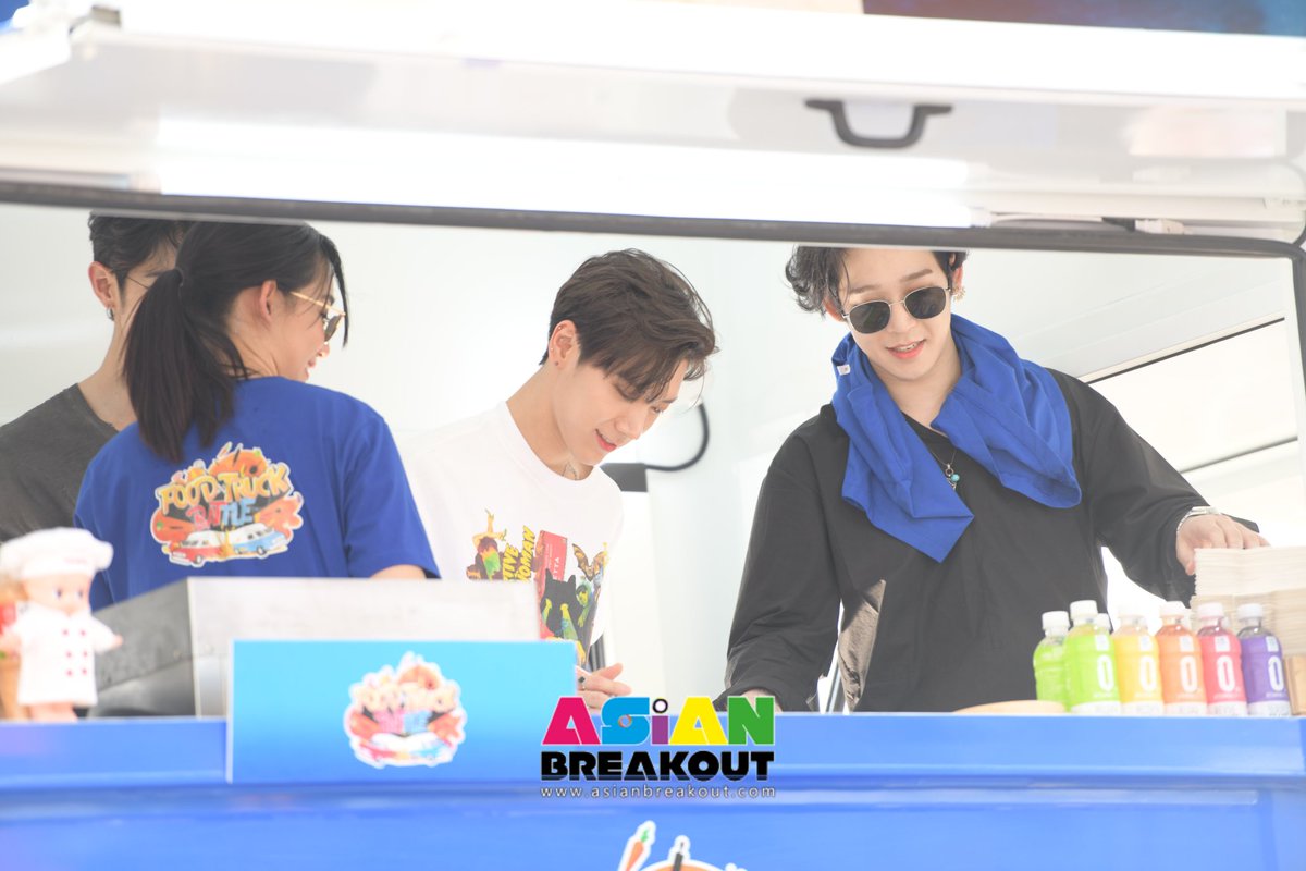 ASiANBREAKOUT's tweet photo. [PreV2/2] ภาพบรรยากาศ “เตนล์ ชิตพล” แท็คทีม “เจมส์-คิตตี้-เชฟกันน์-นัมแทฮยอน-เยอึน” ถ่ายรายการ FOOD TRUCK BATTLE FOOD ตื่นเต้นรับหน้าที่พิธีกร #เตนล์ #TEN #WAYV #NamTaeHyun #HATFELT #WelcomeTentothailand #FoodTruckBattleSeason1 https://t.co/gzDcwoHj1y