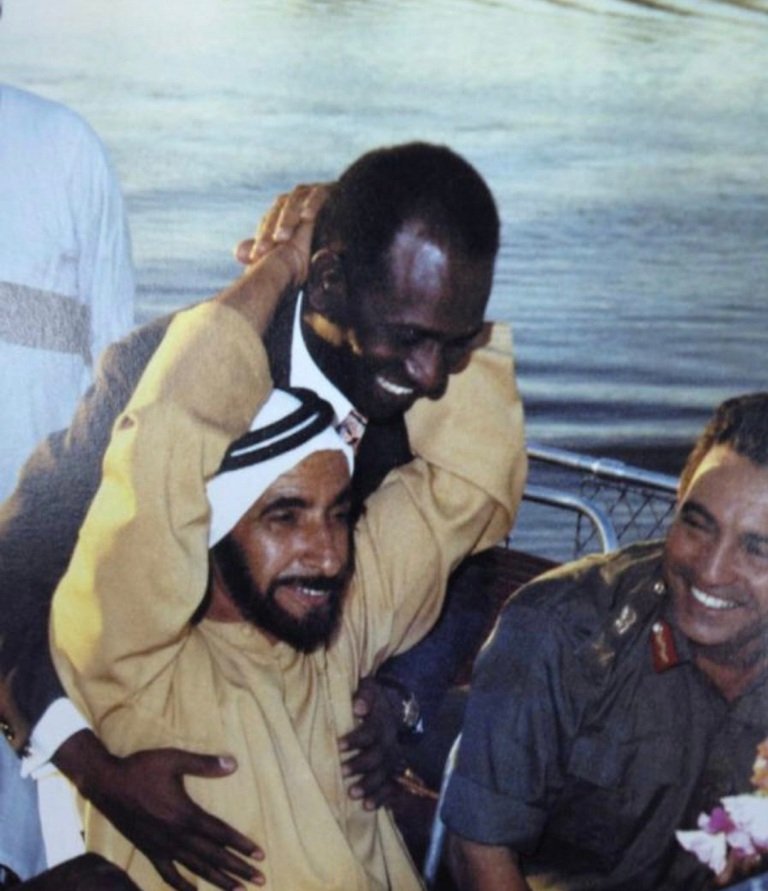 قالوا للشيخ زايد رحمه الله :
80 % من شعبك وافدين! 
فقال :
الرزق رزق الله، والمال مال الله، والفضل فضل الله، والخلق خلق الله، والأرض أرض الله، واللي يجينا حياه الله!
هذه المقولة الإيمانية تختصر آلاف الشروحات التي تناولت مفاهيم الصلاح والإنسانية والتسامح ♥️ 
#ذكري_وفاه_الشيخ_زايد