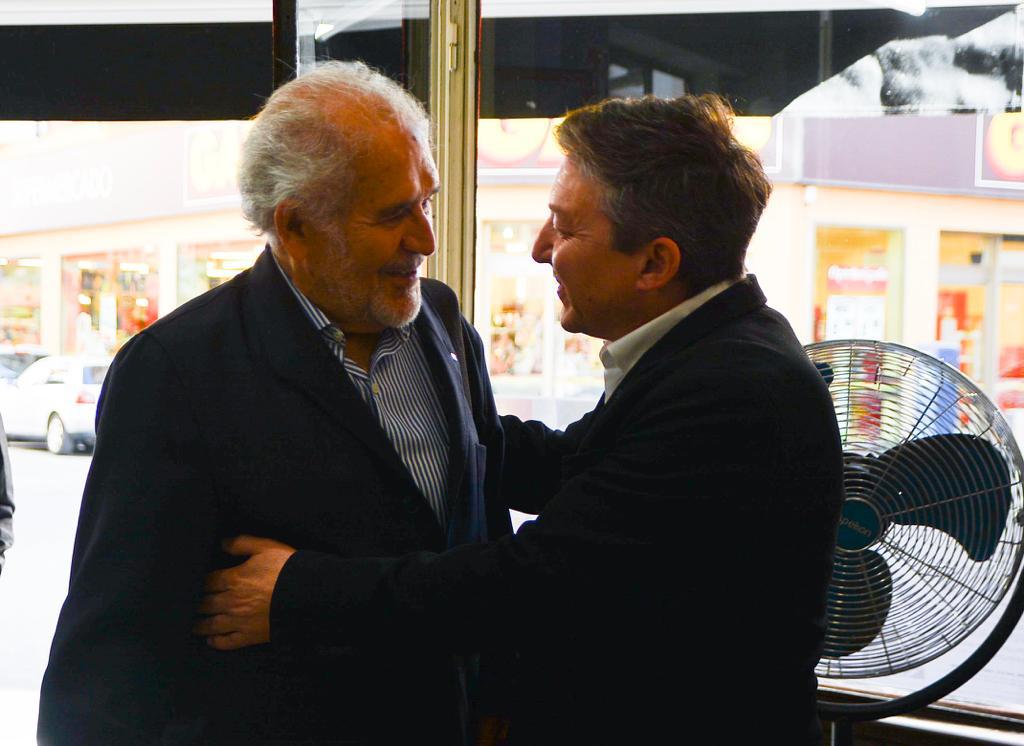 use_bierzo's tweet photo. Buenos días! Bienvenidos al último día de campaña. Es un placer comenzarlo tomando un café con un buen amigo y un referente en política: Demetrio Madrid #Bierzo #Ponferrada #Referente #DemetrioMadrid #usebierzo https://t.co/jMktmndGAY