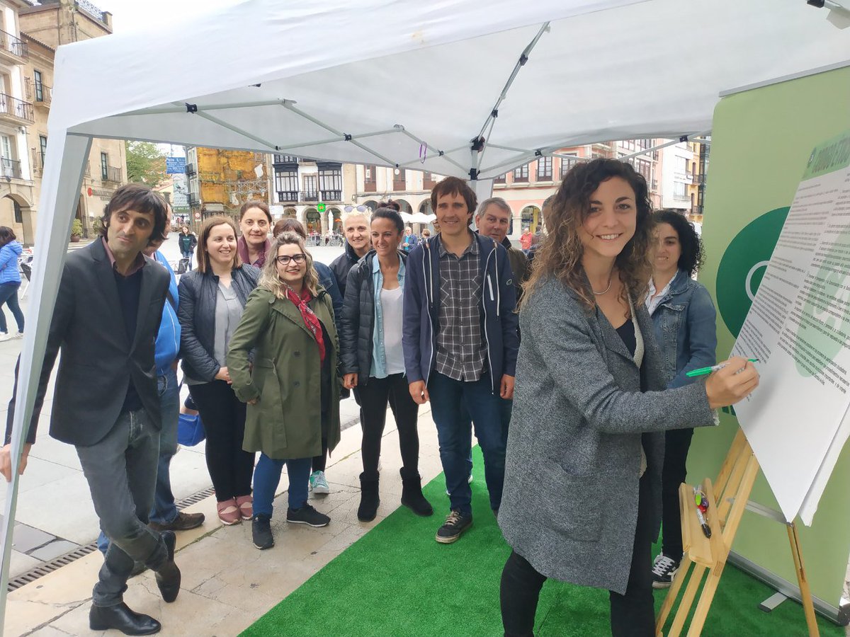 ✍ Ayer los candidatos y candidatas de #CambiaAviles firmaron el código ético.
Se comprometen a no superar en sus restricciones 2.5 veces el SMI y a un límite de dos candidaturas como cargo público.
#TaniaAlcaldesa #26M #NuestroAviles