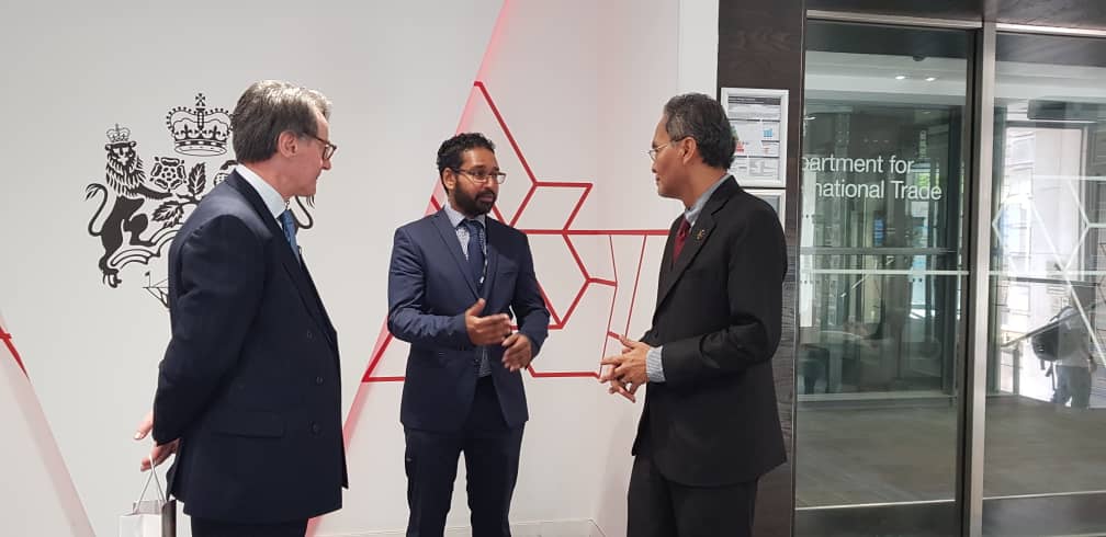 DrDzul's tweet photo. Had also working visit to the @tradegovuk office where I was introduced to Mr. Noel Gordon, Chairman of @NHSDigital Board and his Digital Health Team.

I'm very impressed with the 🇬🇧 digital health initiatives taking place - the sure way forward in enhancing healthcare delivery! https://t.co/X8DQjGgdEN