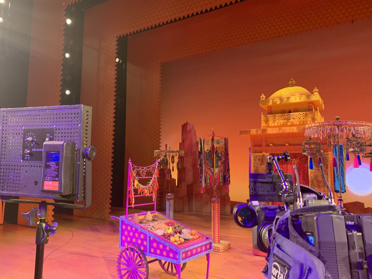 ChelseaCarey_9's tweet photo. Backstage of Aladdin The Musical! 🧞‍♂️ I’ll have your weather details soon in @9NewsAdel. @aladdin https://t.co/GyVWnDam0E