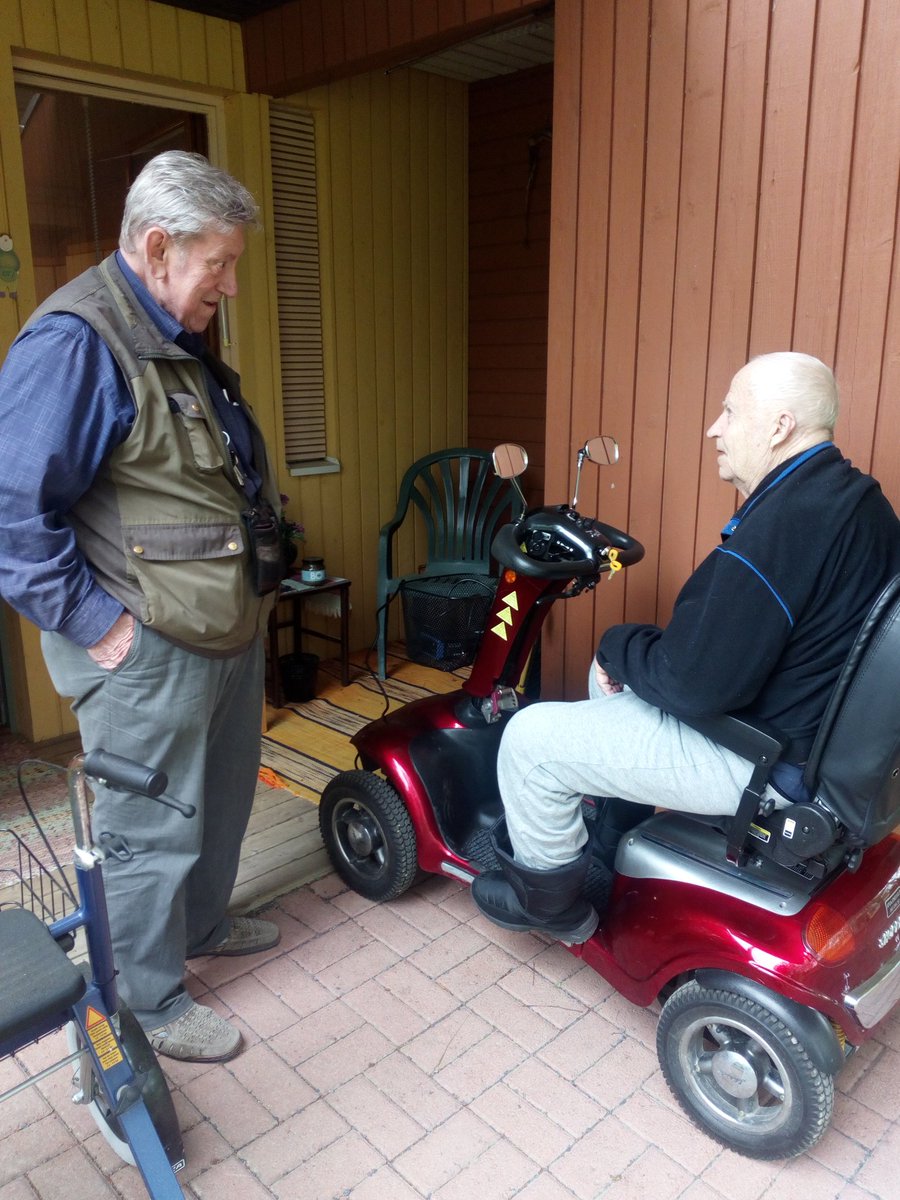 kotipihlaja14's tweet photo. Poijat on poikia. Kaverin uusi kulkupeli kiinnosti.
#ikaalinen #kotipihlaja Ainakin istumista pitää kokeilla. https://t.co/I3J4072Isc